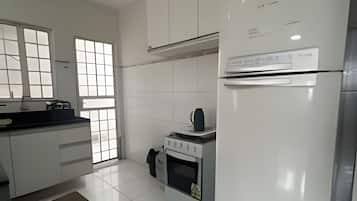 Geladeira, micro-ondas, fogão, talheres/pratos/utensílios de cozinha