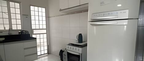 Refrigerador, microondas, horno, utensilios de cocina