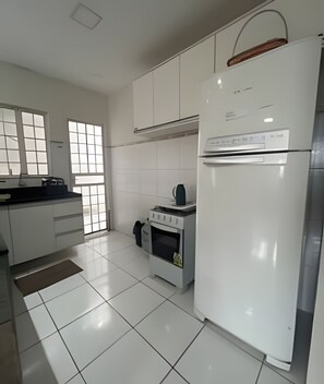 Refrigerador, microondas, horno y utensilios de cocina