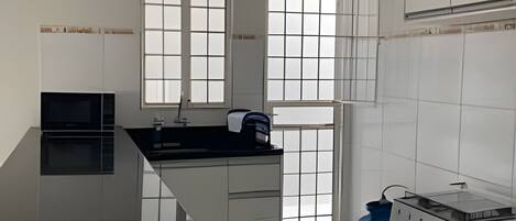 Frigorífic, microones, forn i utensilis de cuina, vaixella i coberteria