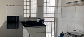 Up to 10 people, close to shopping mall, air conditioning, garage, apt A