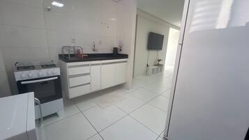 Køleskab, mikrobølgeovn, ovn, brødrister