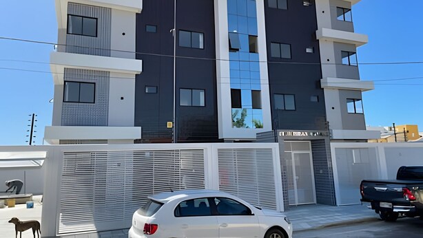 Un immeuble à plusieurs étages, doté d’une architecture moderne, de grandes fenêtres et d’un toit plat.