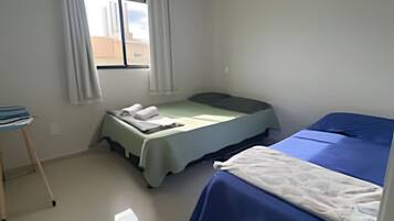 3 quartos, ferros/tábuas de passar roupa, acesso à internet