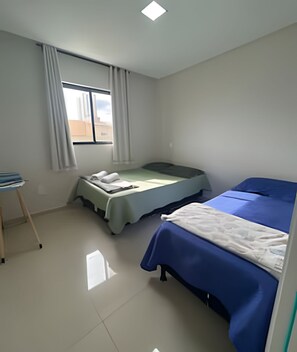 3 habitaciones, tabla de planchar con plancha, internet y ropa de cama