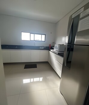 Fridge, microwave, cookware/dishes/utensils - 03 bedrooms (air conditioning and fan), up to 10 people, garage, behind the Unimed hospital (Petrolina)