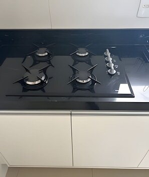 Réfrigérateur, micro-ondes, batterie de cuisine, vaisselle et ustensiles