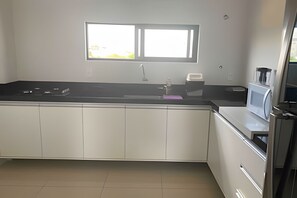 Refrigerador, microondas y utensilios de cocina
