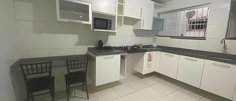 Réfrigérateur, micro-ondes, batterie de cuisine, vaisselle et ustensiles