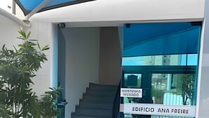 A modern building entrance with a staircase leading inside. There is a sign that reads "EDIFICIO ANA FOGINU". - Close to the waterfront, 14 people, air conditioning and garage (Petrolina)