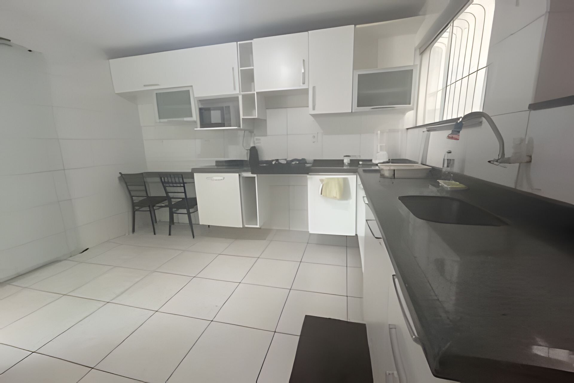 Jääkaappi, mikroaaltouuni, keittoastiat/astiat/ruokailuvälineet