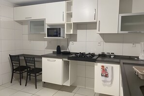 Refrigerador, microondas y utensilios de cocina 