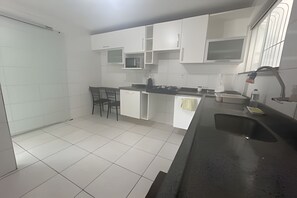 Refrigerador, microondas y utensilios de cocina