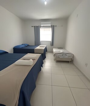 3 habitaciones, tabla de planchar con plancha, internet y ropa de cama