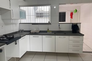 Frigorífic, microones i utensilis de cuina, vaixella i coberteria 