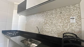 Réfrigérateur, micro-ondes, batterie de cuisine, vaisselle et ustensiles