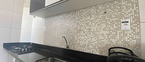 Refrigerador, microondas, utensilios de cocina