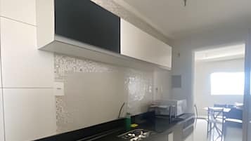 Frigorífico, microondas y utensilios de cocina