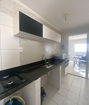 Kühlschrank, Mikrowelle, Kochgeschirr/Geschirr/Besteck