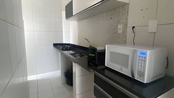 Réfrigérateur, micro-ondes, batterie de cuisine, vaisselle et ustensiles