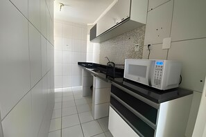 Køleskab, mikrobølgeovn, køkkentøj/tallerkener/redskaber
