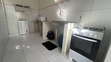 Frigorífic, microones, forn i utensilis de cuina, vaixella i coberteria