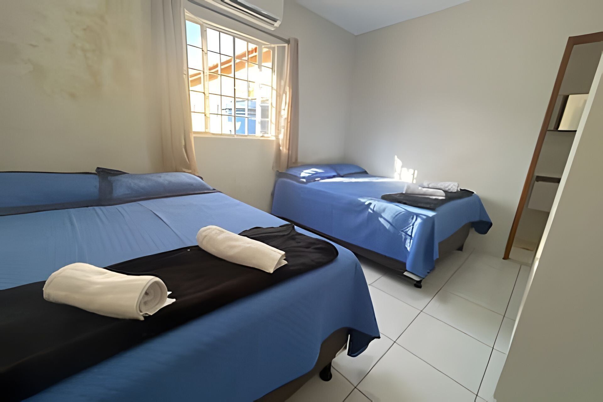 2 quartos, ferros/tábuas de passar roupa, acesso à internet