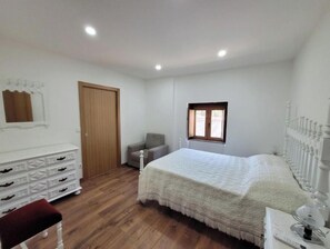 4 bedrooms, WiFi, bed sheets