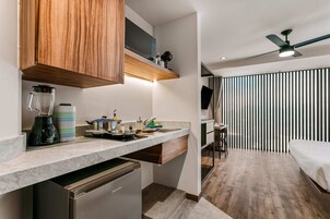 Frigorífico pequeño, microondas, placa de cocina y utensilios de cocina