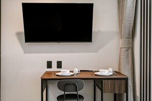 Departamento Confort, vista a la ciudad | Escritorio y espacio para trabajar con laptop 