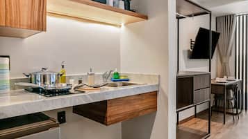 Frigobar, microondas, parrilla de estufa y utensilios de cocina