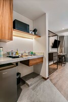 Frigorífico pequeño, microondas, placa de cocina y utensilios de cocina