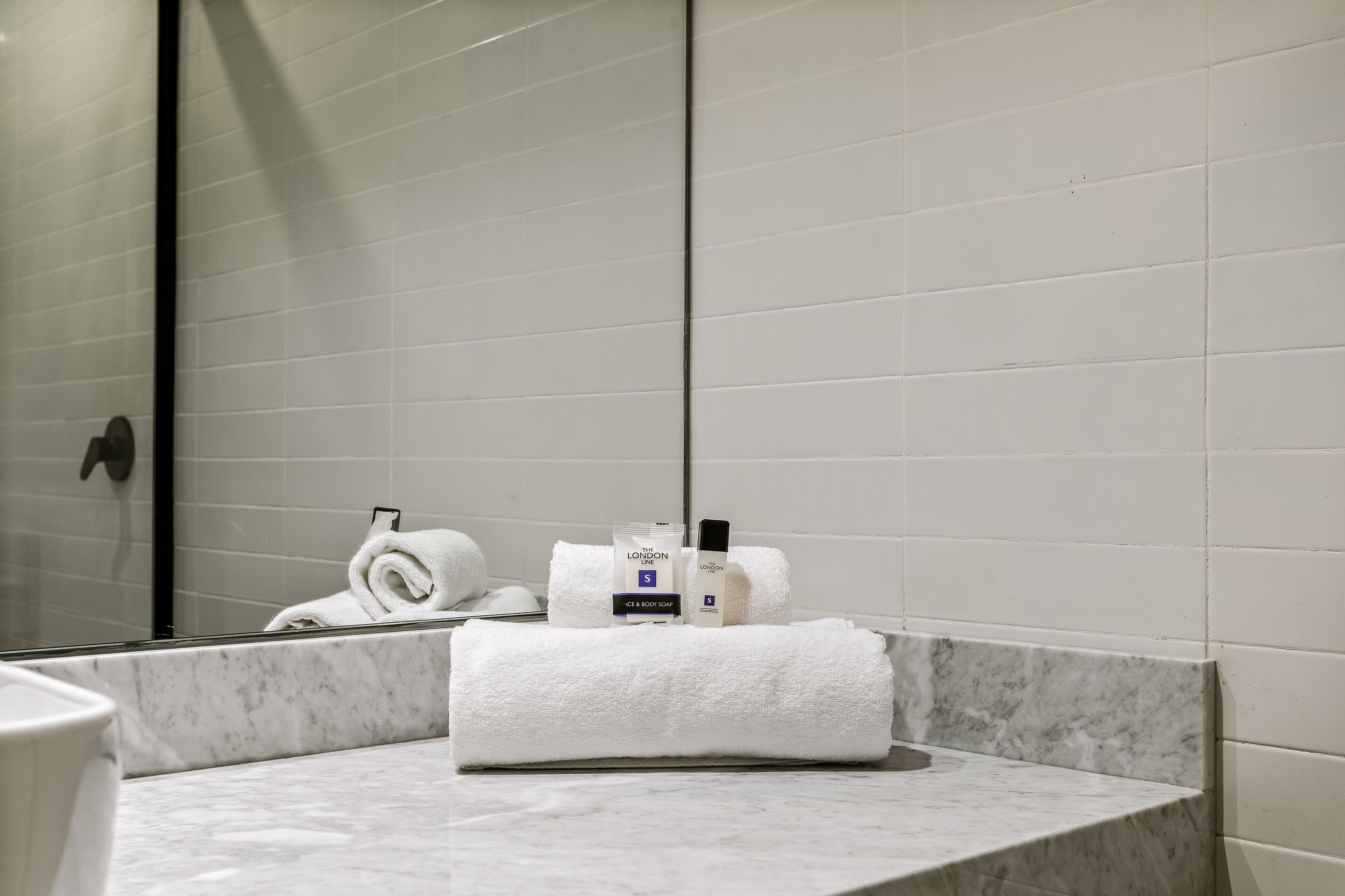 Chuveiro, secador de cabelo (mediante solicitação), toalhas de banho 