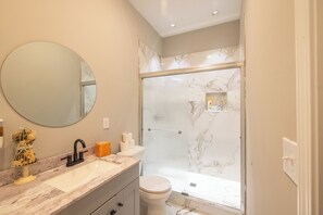 Dusche, Haartrockner, Bidet, Handtücher