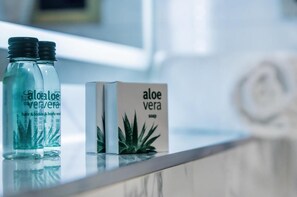 Room, 1 Bedroom, Accessible, Balcony | Bathroom amenities