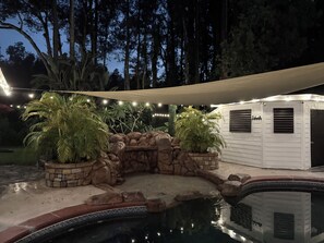 Utendørsbasseng og et oppvarmet basseng