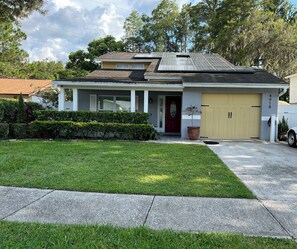 Exterior - Tampa Private Pool Oasis Retreat Near Everything (Tampa)