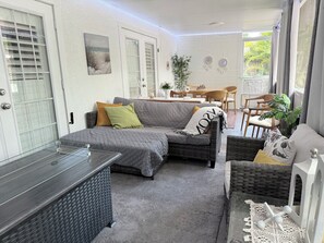 Smart TV, chimenea y libros 