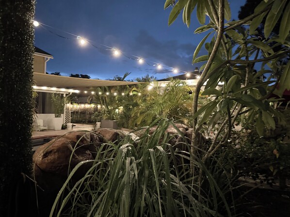 Property grounds - Elegant Tampa pool home—perfect for families and winter getaways (Tampa)