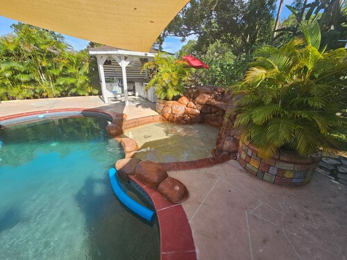 Tampa Retreat Home with Private Pool-Pet friendly- Near Everything. EV charger