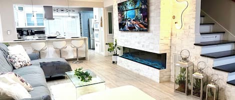 Smart TV, chimenea, libros