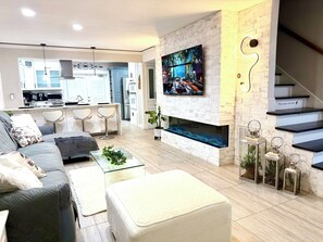 Smart TV, chimenea y libros 