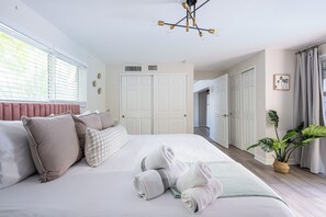 6 bedrooms, iron/ironing board, WiFi, bed sheets