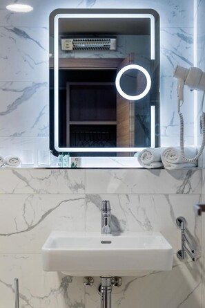 Room, 1 Bedroom, Accessible, Smoking | Bathroom
