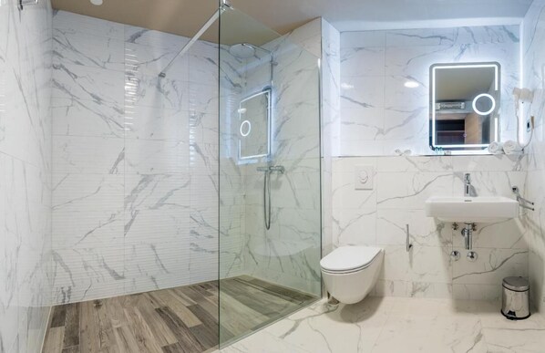 Room, 1 Bedroom, Accessible, Smoking | Bathroom