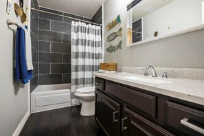 シャワー、ヘアドライヤー、タオル、トイレットペーパー