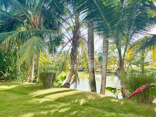 Beachside Studio w/ Pool – Steps to Playa Bonita