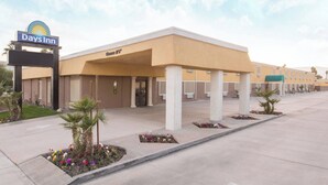 Un hotel Days Inn con fachada plana, un acceso cubierto y un estacionamiento.