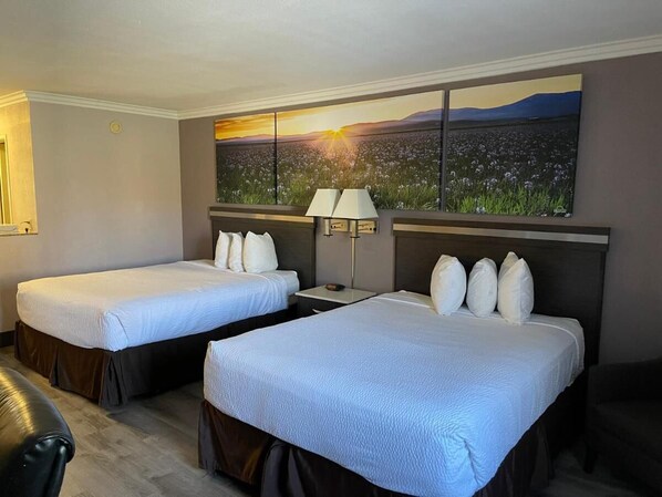 1 bedroom, WiFi, bed sheets - Indio is Incredible! - Day Inn By Wyndham - 2 Queen Bed room for Coachella (Indio)