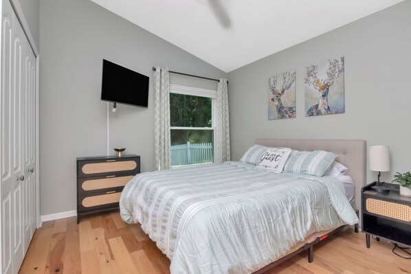 4 bedrooms, desk, iron/ironing board, free WiFi